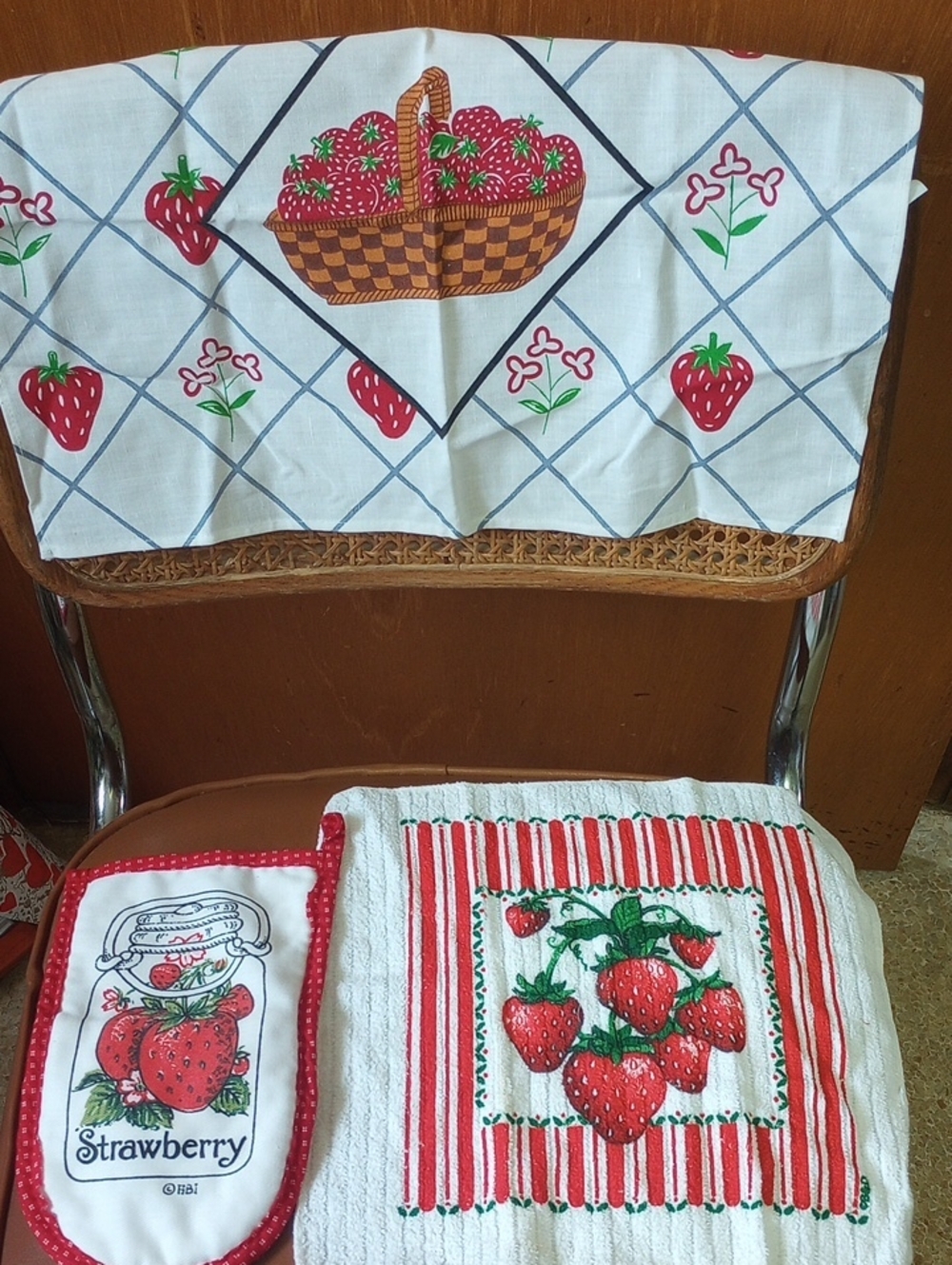 LIKE NEW Vtg 3-Piece Strawberry Kitchen Lot: Oven Mitt, Dishcloth, Linen Napkin